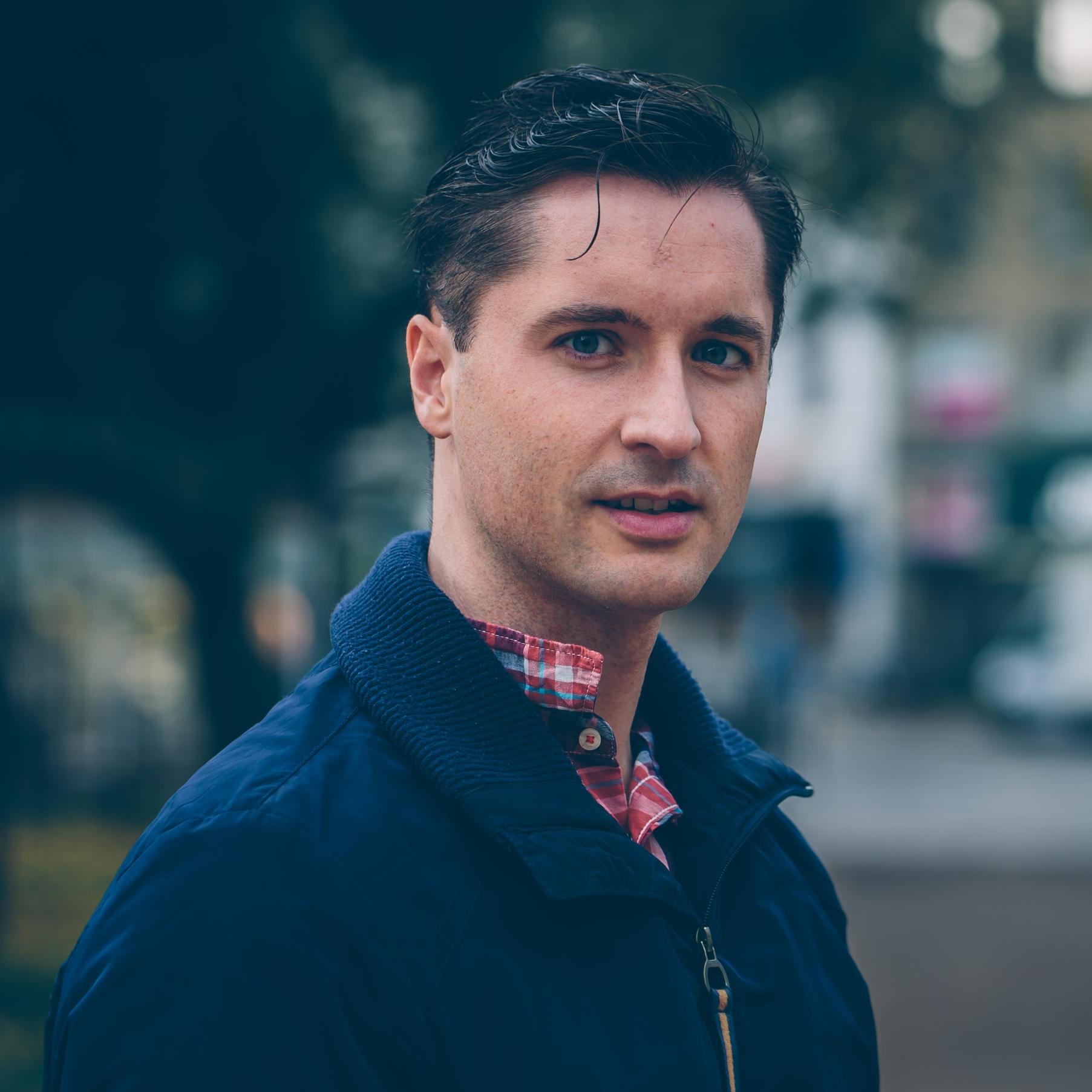 Minientreprenör, egenföretagare samt anställd. Jobbar med webb, affiliate, mobilappar och integration sociala medier. Ursprungligen från Falköping.