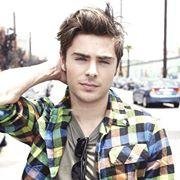 le encanta  Zac Efron Zac Efron Zac Efron Zac Efron y su banda favorita es big time rush
y adora a los chicos lindos