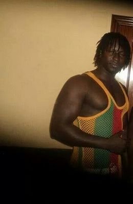 Chico de 29 años de Senegal y con mucho arsa!! Sevilla!!!