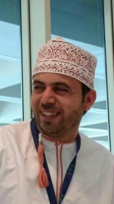 بكالريوس جيوفيزياء و ماجستير جيلوجيا البترول من جامعة السلطان قابوس.