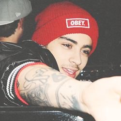 - [zayn's voice] não era eu naquela maconha, eu não fumo video.