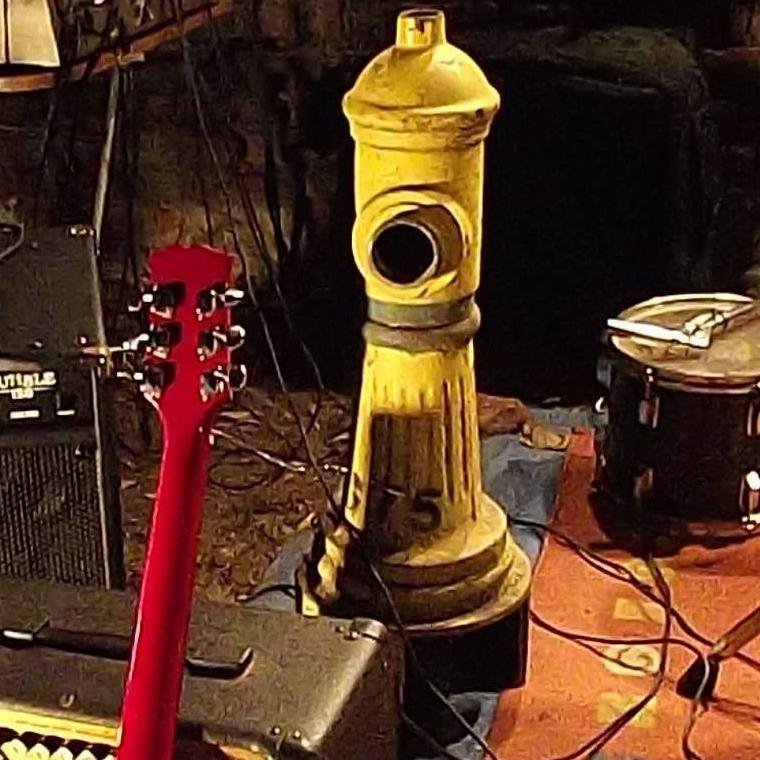Desde el 2013, un espacio para la música y el arte disidente. Ubicados en la periferia de Santiago Centro Sur-Poniente. 
Sin fines de lucro.
Barrio San Eugenio