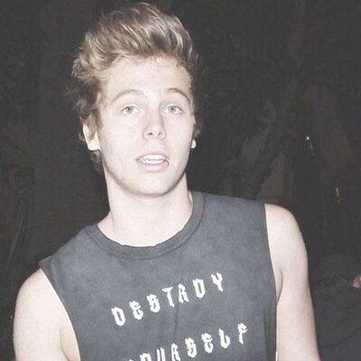 FOLLOW @5sosenjoy SINCE SHE GAVE YOU A FREE FOLLOW

 https://t.co/LJwXjFYYL8