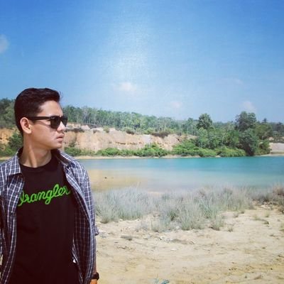 Gila dan tidak mau sembuh dari gilanya.