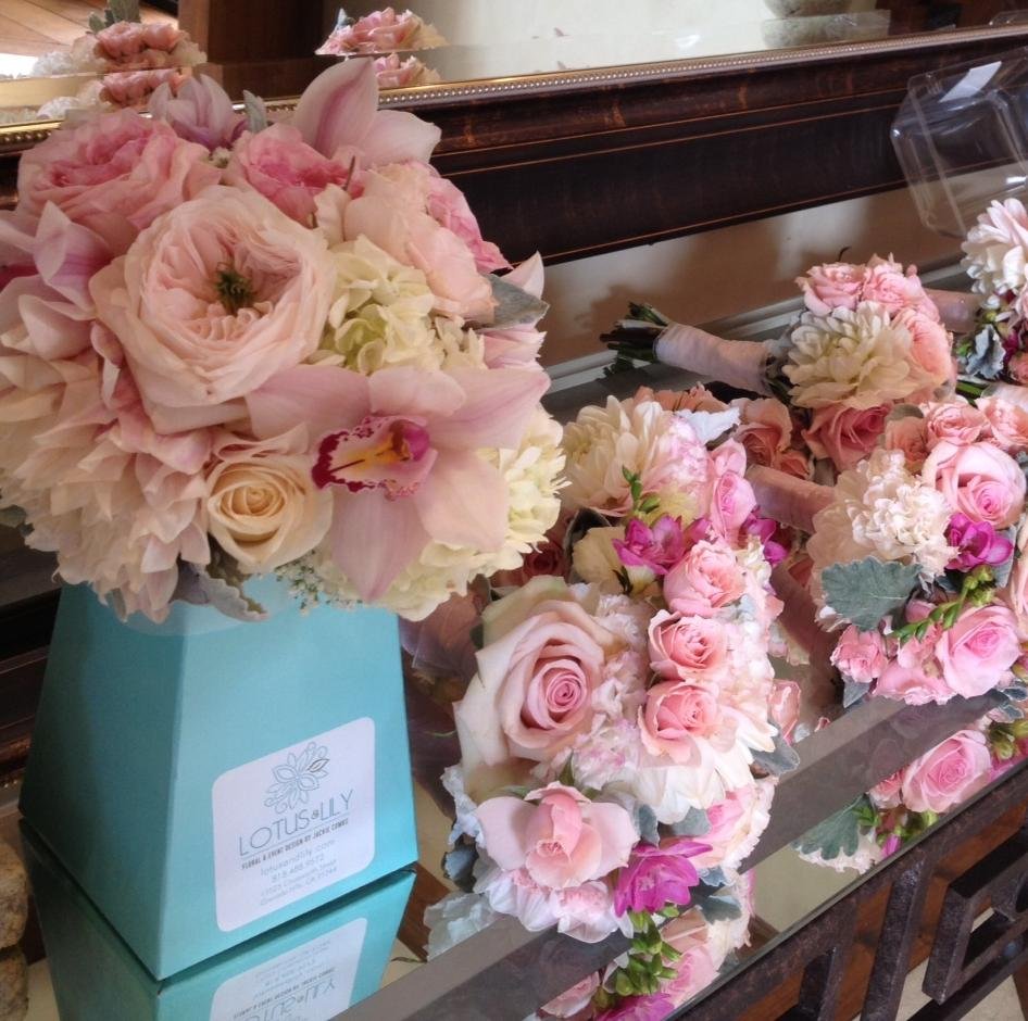 A green alternative for decorating and flower and gift giving. 100 percent recyclable flower vases and blumebuds. Think inside the box!