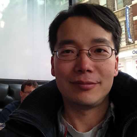영국 런던에서 개발자로 살고 있습니다. 고급 기술 인력으로 인정 받으며 좋아하는 일을 할 수 있고 6시면 퇴근할 수 있는 저는 축복받은 삶을 살고 있습니다. 책에서 접하던 유명한 저자들을 직접 만나 볼 수 있는 것도 큰 기쁨입니다