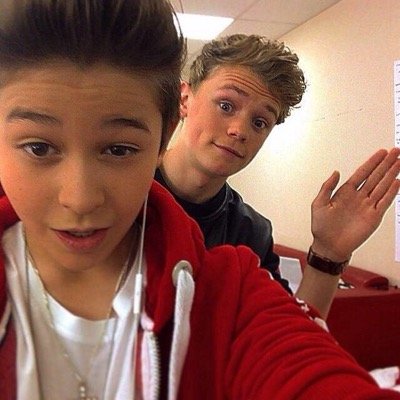 We are charlotte,Kirsty,Sam,Chelsea&Mattwe are here to support @BarsAndMelody ,followed us on (23/9/14) thxs boys ti amo.Planet Bamily rules forever and eva❤