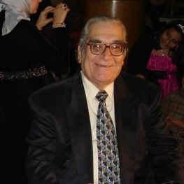 كاتب ومفكر ومدون خريج كلية التجارة جامعة الإسكندرية ودراسات متخصصة في الأدب العربي والشعر والتاريخ.