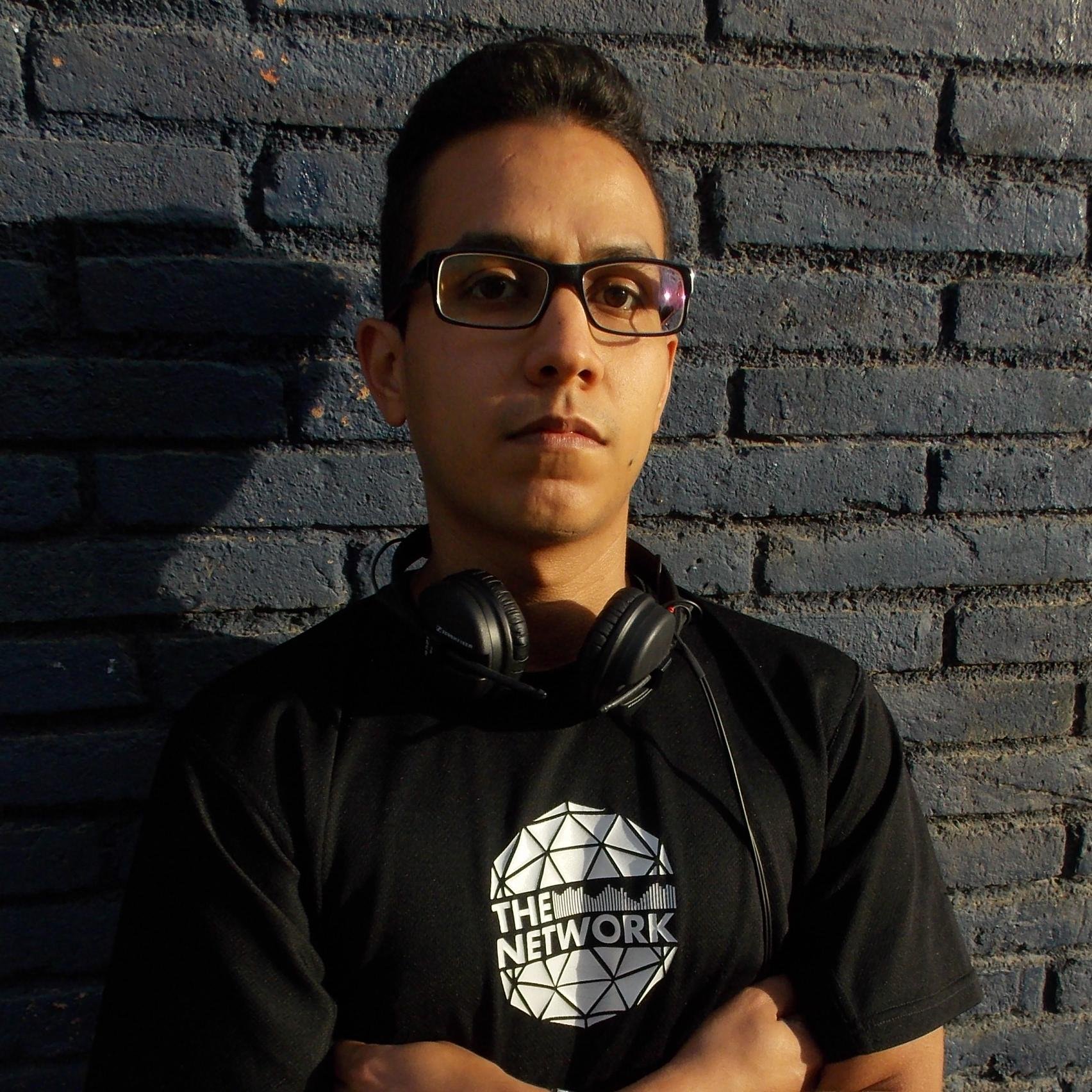 Dj/Productor/Remixer/Promotor Joven dj caracterizado por una excelente selección musical, sets únicos y de mezclas limpias, excelente técnica.