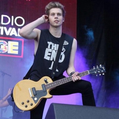 cutteelukegirls's profile picture. all you beautiful luke girls go follow @hoodxluke and i will follow you back (: