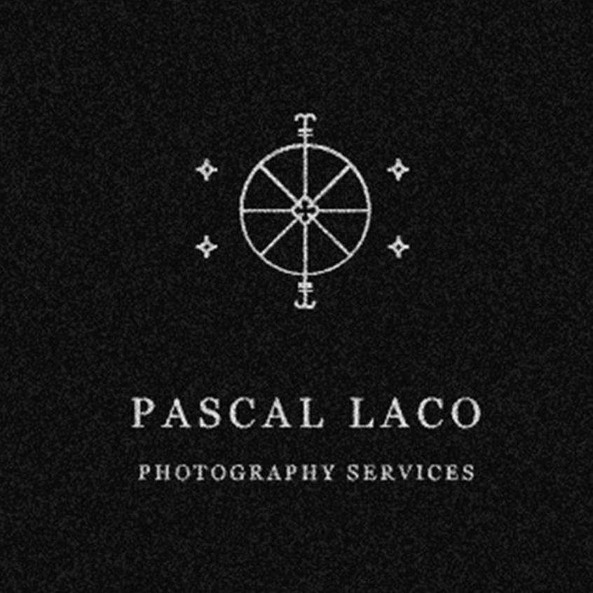 Photographer. Tweet in english and french.