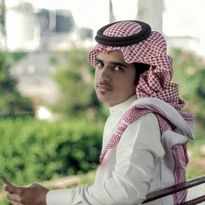 عشريني . جامعي . متيم بعشق النصر وعاشق للبلوغرانا . لا حرمني الله إياك ي آمي ...