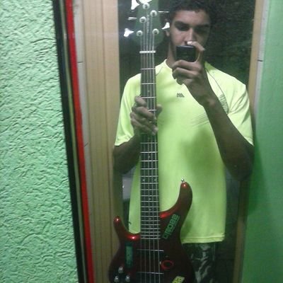 curto rock, sou caseiro, evangelico, baixista e sei toca bateria e percusao! 
amigo q e amigo voltam pra resgata o seu amigo q caiu numa guerra