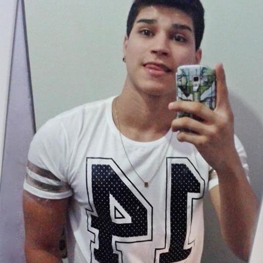 Libriano de 20 anos ,namorando, Flamenguista! quê no traçado da história tenta entender quem sou. Sou apenas um caminhante a procura de mim mesmo .