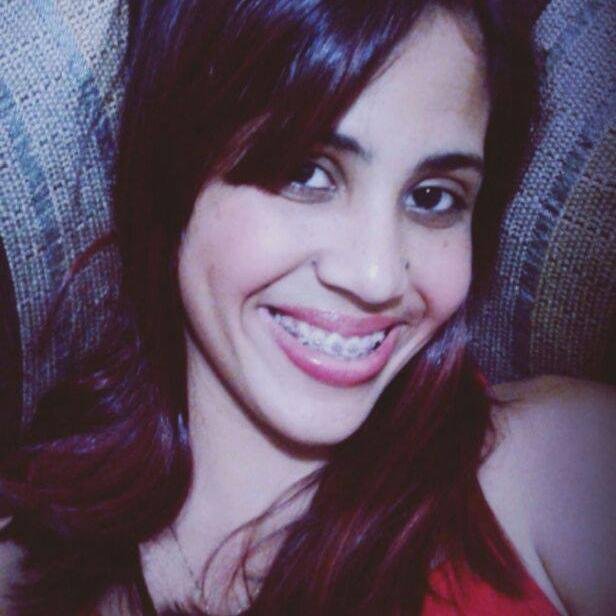 A menina que aos poucos foi trocando barbie por maquiagem,
trocando seu mundo de sonhos pelo da realidade.
E q agora cresceu, se tornou uma mulher!