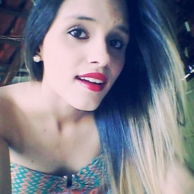 Sou uma garota como outra qualquer, insegura, gosto de sonhar e imaginar além do que eu possa viver.