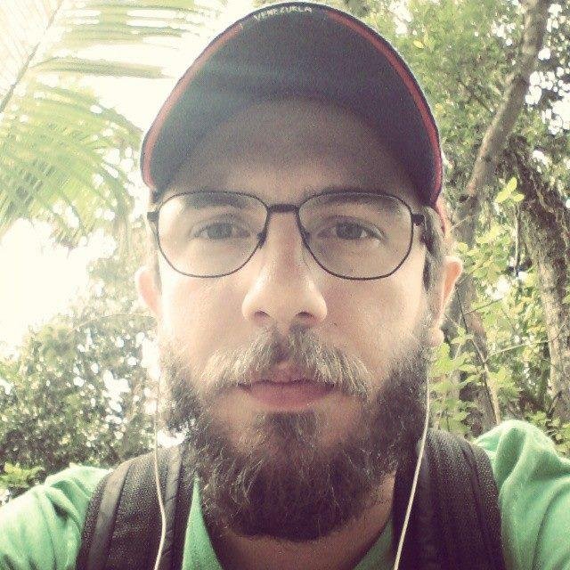 Desassossegado, professor de sociologia, indignado, ranzinza de manhã, contador de histórias mal contadas.