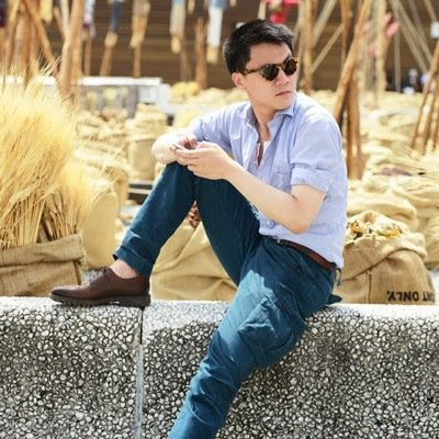 Seamos tan diferentes con los hombres como con los cuadros, a los que tratamos siempre de dar una luz favorable.