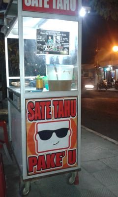Dengan formasi @TiyoMarte @Dosendeso @Tio_SuperHero menyajikan kuliner baru di kota kediri :) bertempat di selatan Rumah Sakit HVA Pare ^_^