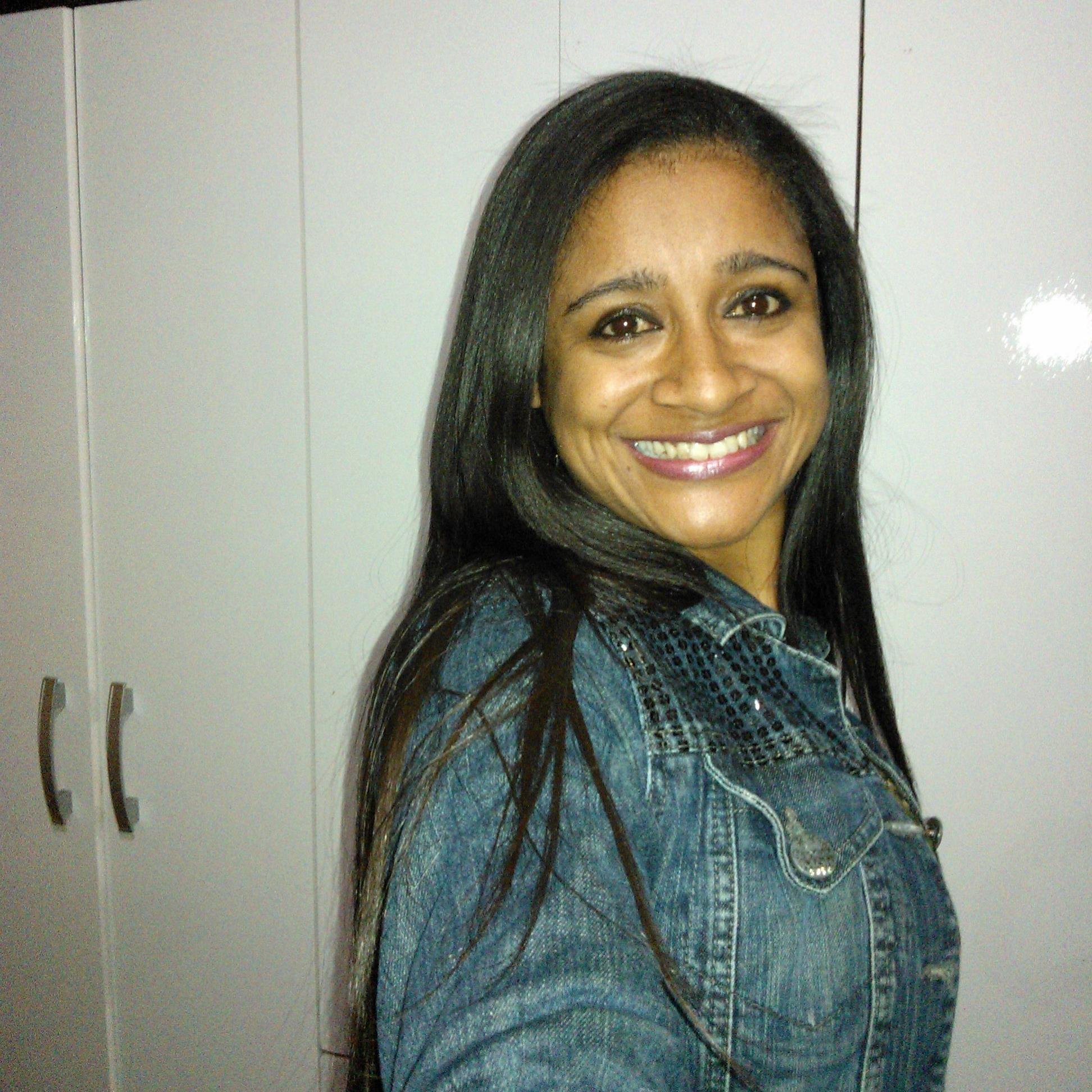 Menina, mulher, sonhadora, realista, divertida, otimista, filha, irmã, esposa, amiga... simplesmente humana com meus erros e acertos...