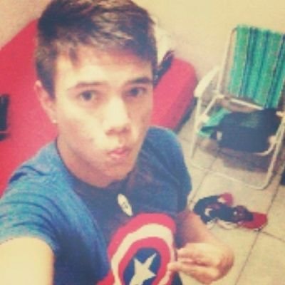 Eu nao ligo q as pessoas me olhem da cabeça aos pés pq nunca farao minha cabeça e nunca chegarao aos meus pés ♚