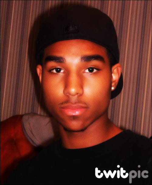 17 music artist/rapper/singer/songwriter...va born raised in indiana...sen10r les get it...mixed kid...fuk wit me im aO da pro ya DIGG me? i.flo@live.com hit me