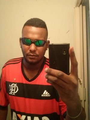 Sou Carioca,flamenguista,muito tranquilo e gosto de curtir a vida da melhor maneira possível.