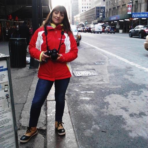 ale_lola_Pinto's profile picture. De los medios de comunicación
en este mundo tan codificado
con internet 
yo sigo prefiriendo
el viejo beso artesanal
que desde siempre comunica tanto