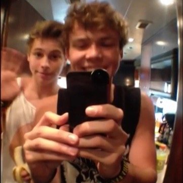 hi love, could you please follow @lashtongif? thanks if you already do & fav the linked tweet for 2/4+band dms if you want: