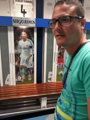 Me gusta mucho el futbol y muy aficionado al Carnaval.Soy muy alegre.