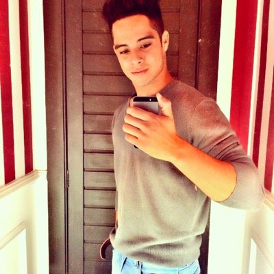 •Futuro Personal Training ou nutricionista •Super simpático , amo fazer novos amigos •atleta •Follow me I follow back.