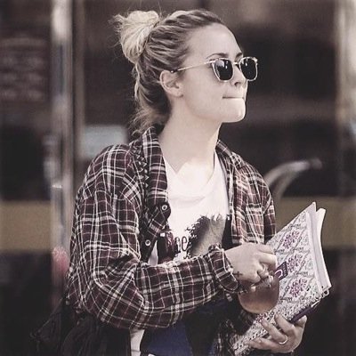 NÃO É FC!! Sério, não é mesmo! Apenas uma garota sem noção, escrevendo coisas sem sentido e que AMA a Demi Lovato!