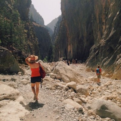 Matemática. Me encanta viajar, la música, reír, conocer gente, pisar hojas secas y muchas cosas más, algunas aún por descubrir.