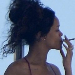 cantando mama i'm in love with a criminal e me esfregando no poster da rihanna