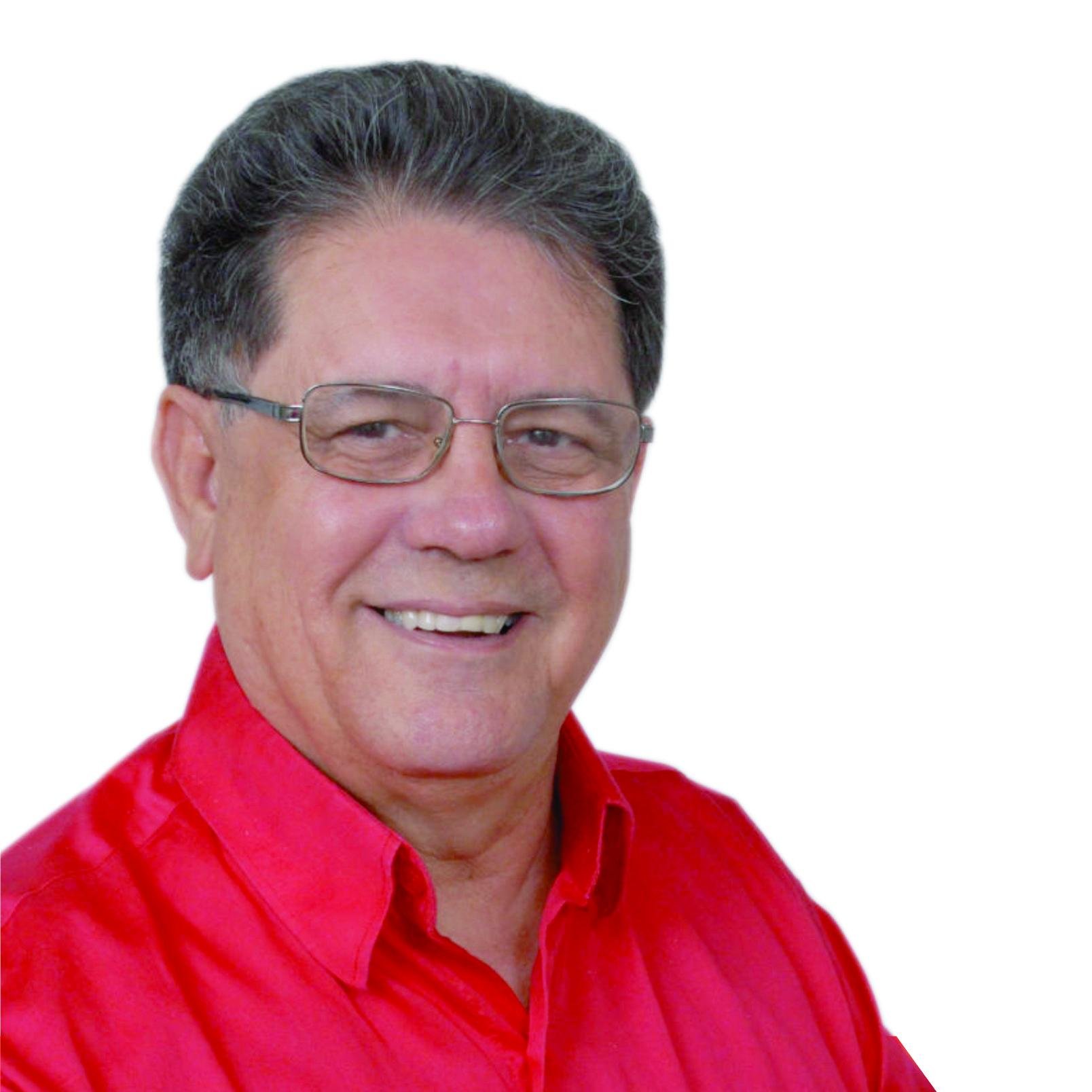 MARCELO SANTA CRUZ é olindense, eleito 6 vezes vereador. Luta pela construção de uma nova sociedade sem preconceitos e pela reforma política.