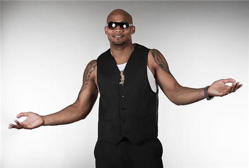 Dos Four is a Cuban rapper/musica urbana. Check him out on youtube and facebook under Dos Four or Leyder Chapman or at http://t.co/yxixM34yE5