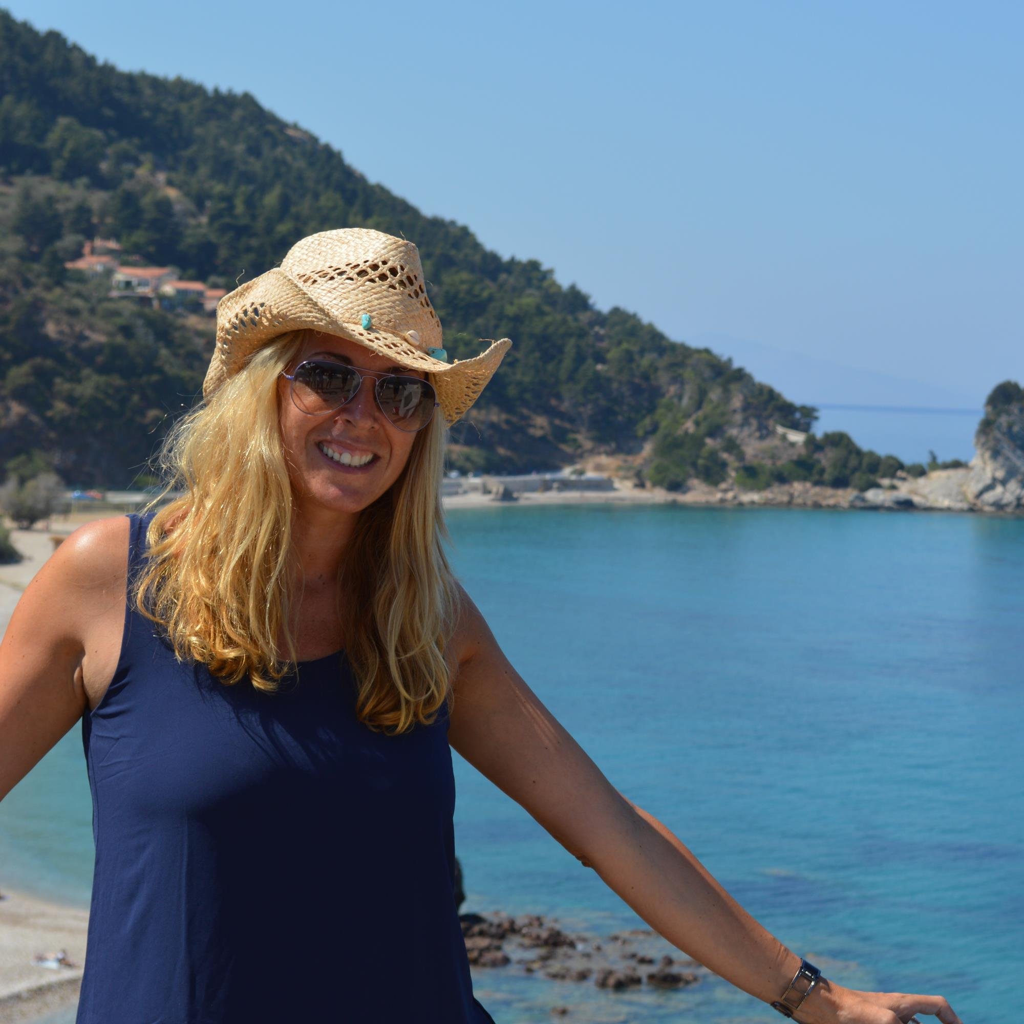 RakueleAgudo's profile picture. Luchadora, amante de mi profesión, viajar, la gastronomía, el vino y el vermut. Incondicional de mi gente, mi familia, enamorada de la vida y ante todo madre.