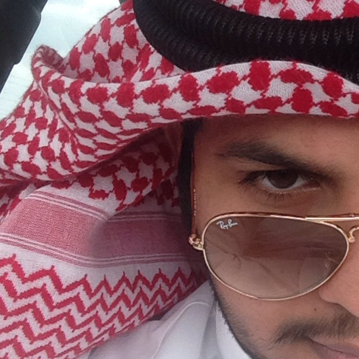 دامني ضفتك ليه ماتضيف ولا تبي يكون لك بين المتابعين سوق ترى المظاهر حيلة الضعيف ماينفع المظهر لاصرت ردي المنطوق