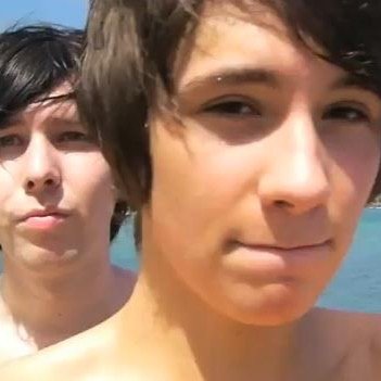 i have given you a free follow so please can you follow my main account @elf_elf_max