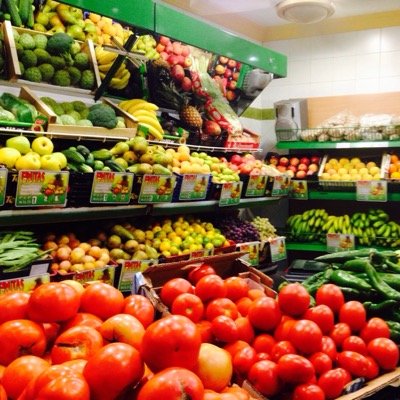 gran variedad en frutas y verduras frescas; estamos en constantina, calle alamos nº 7