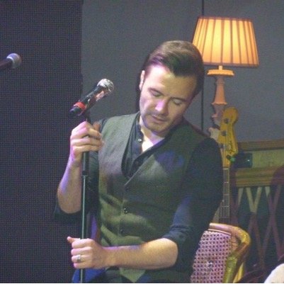 LaineyLuvsShaney ;-) love shane filan and all things westlife related!! go check out my vids on youtube Lainey1984