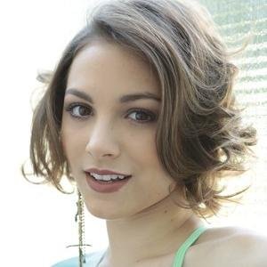 GiMicartin's profile picture. Toda Mulher é muito solitária.O importante é encontra um desvio na trilha da solidão para não entristecer na vida.(Lilia Cabral)