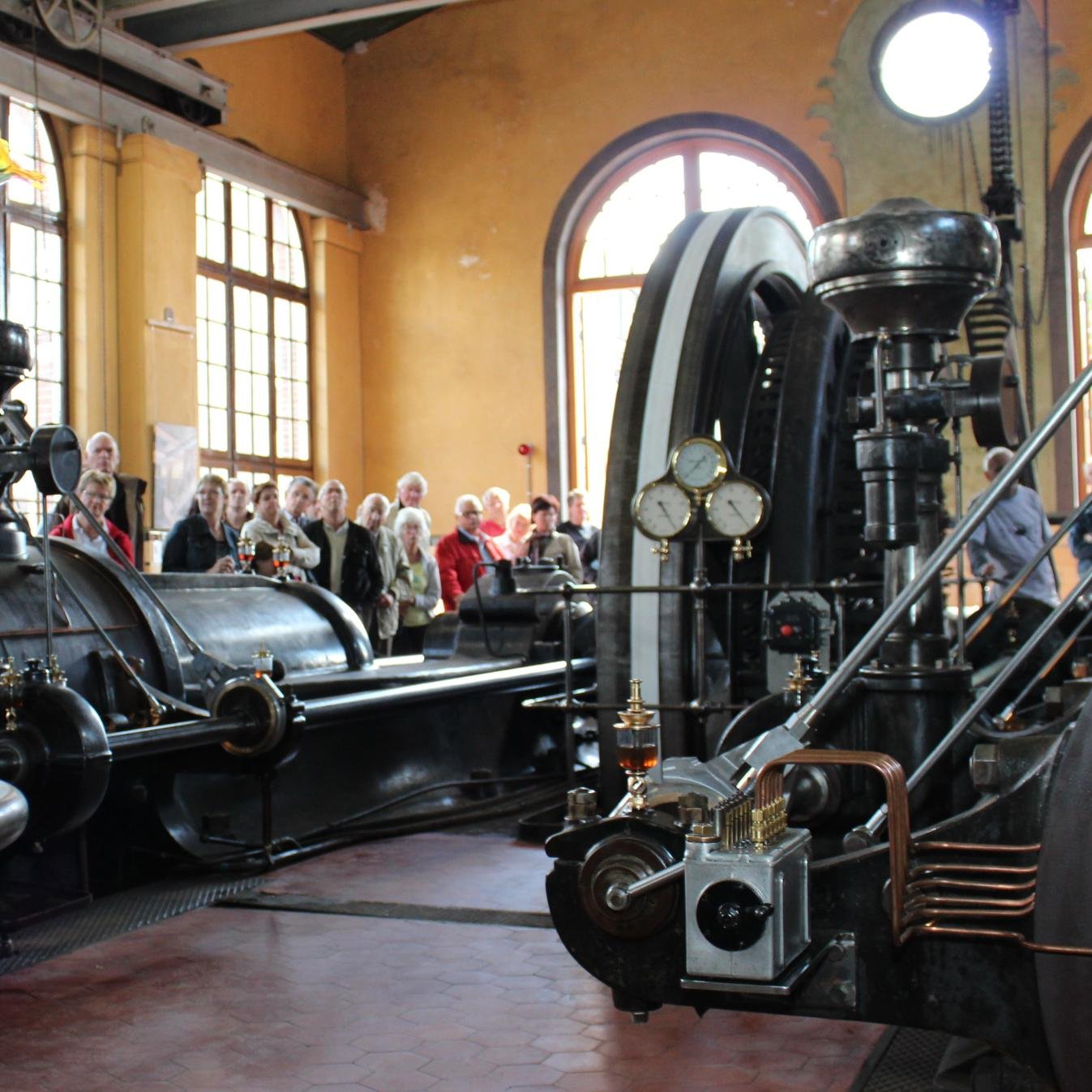 destoommachine's profile picture. Stichting Stoommachine Oisterwijk restaureert met vrijwilligers, op terrein van leerfabriek, grote stoommachine van Carels uit 1924. Voorzitter is Bas de Witte.