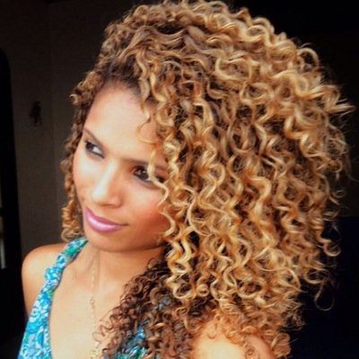 Aquela loira de cabelo liso... Não, pera!