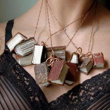 AubreyCara's profile picture. Author of kinky characters who always end up finding love. Sometimes through spanking & bondage. It's a process.