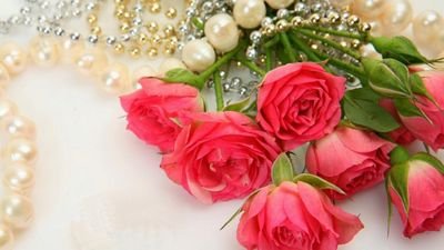 عمانية وافتخر بقابوس حاكما حكيما