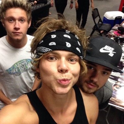 plz follow @harry_hugsniall & @i_love_me380 thanks love!! ❤️❤️
