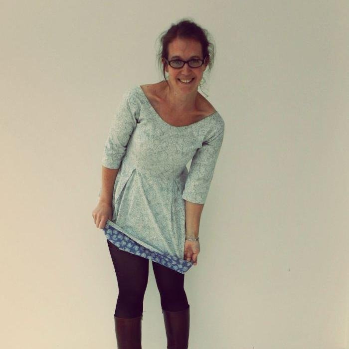 Dressmaker, patchworker, blogger, violinist, singer, list-maker...