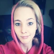 born and raised in southern california 3 live love laugh 3 and obsessed with 1d!