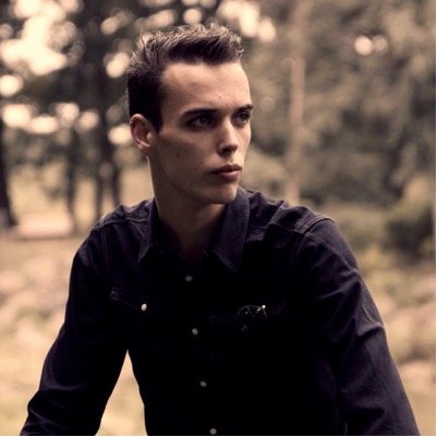 Hey! Ik ben Arie Schep, ik ben 21 jaar en ik ben fotograaf als beroep. Ik houd ervan om met vrienden om te gaan en naar de Bioscoop te gaan.